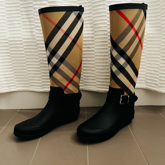 Women’s Burberry Rain Boots, barely worn, classic pattern. - Picture 2 of 4